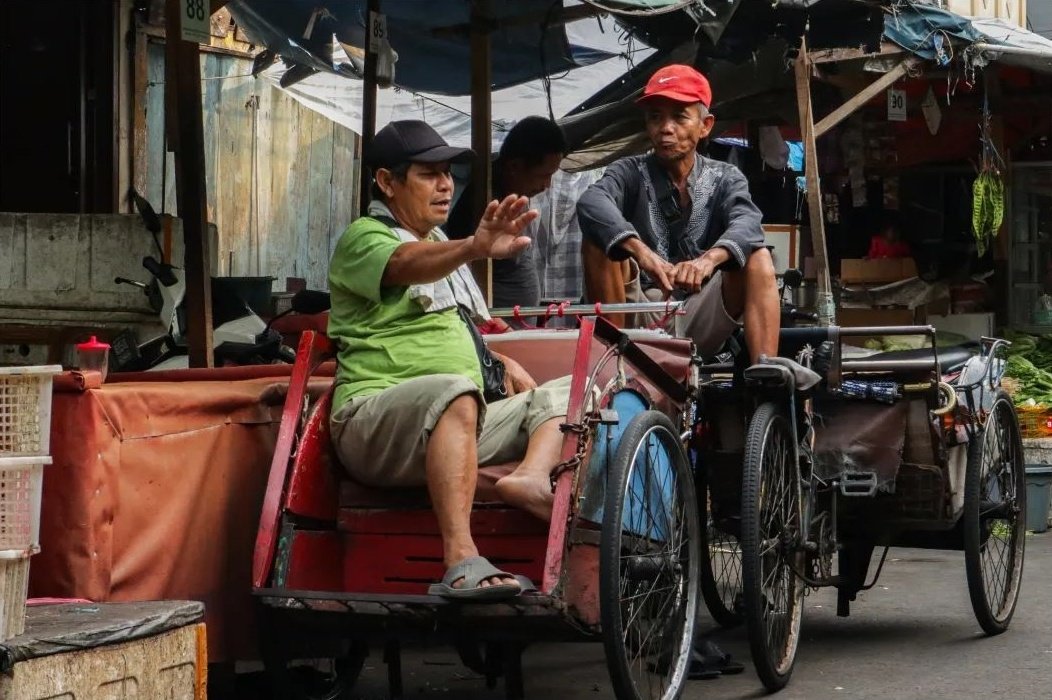 Becak (dari bahasa Hokkien: 馬車 atau 马车, bé-chhia, "kereta kuda") adalah suatu moda transportasi beroda tiga yang umum ditemukan di Indonesia dan juga di sebagian wilayah Asia.