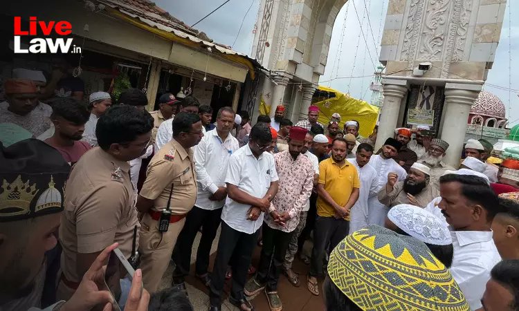 LiveLawIndia's tweet image. Bombay High Court to shortly hear petitions highlighting the communal violence at Vishalgadh Fort in Kolhapur district and the subsequent demolition of houses of Muslims in the area. 

#BombayHighCourt #CommunalViolence #Vishalgadh