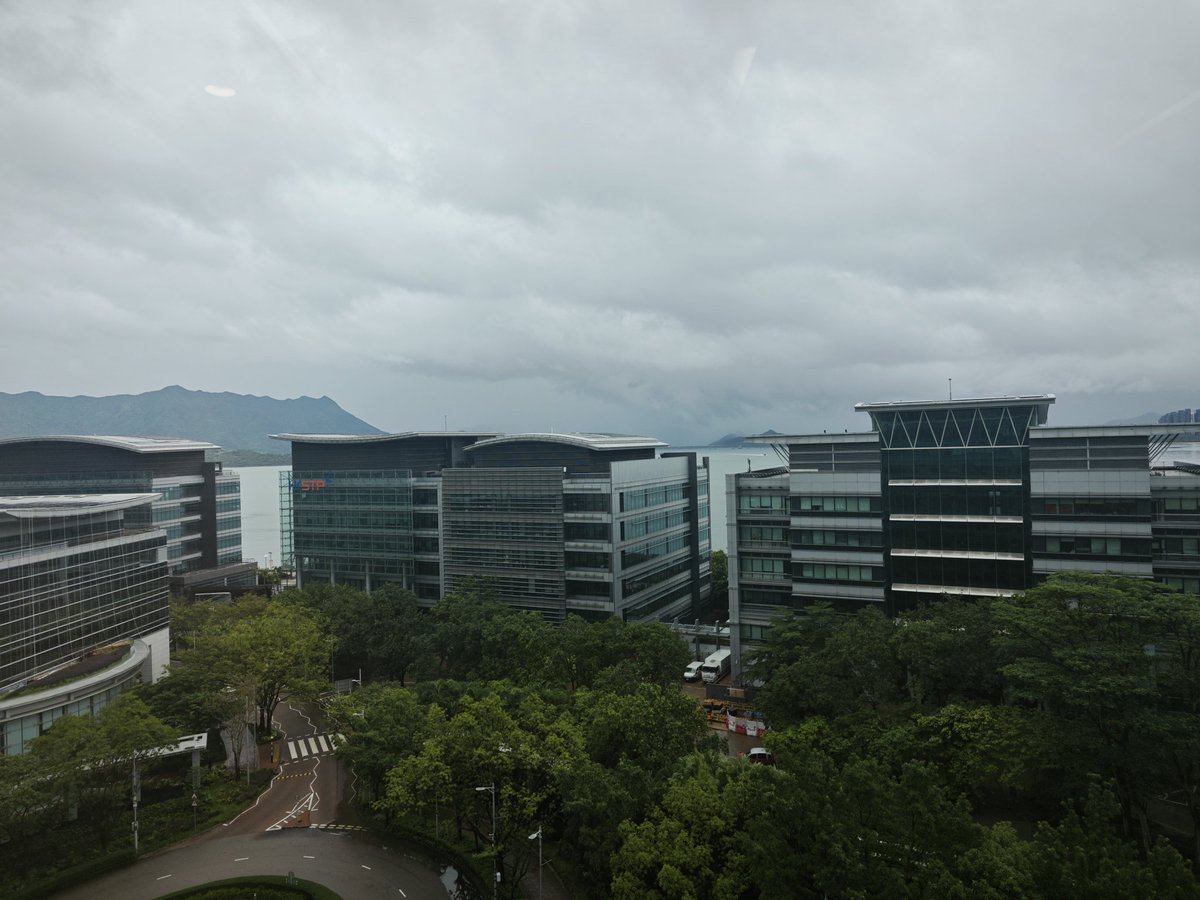 yanlin_wang's tweet photo. Visiting Huawei Hong Kong Research Center, great view! Thank Baber and Yan for the invitation https://t.co/8dDPt1YGBn