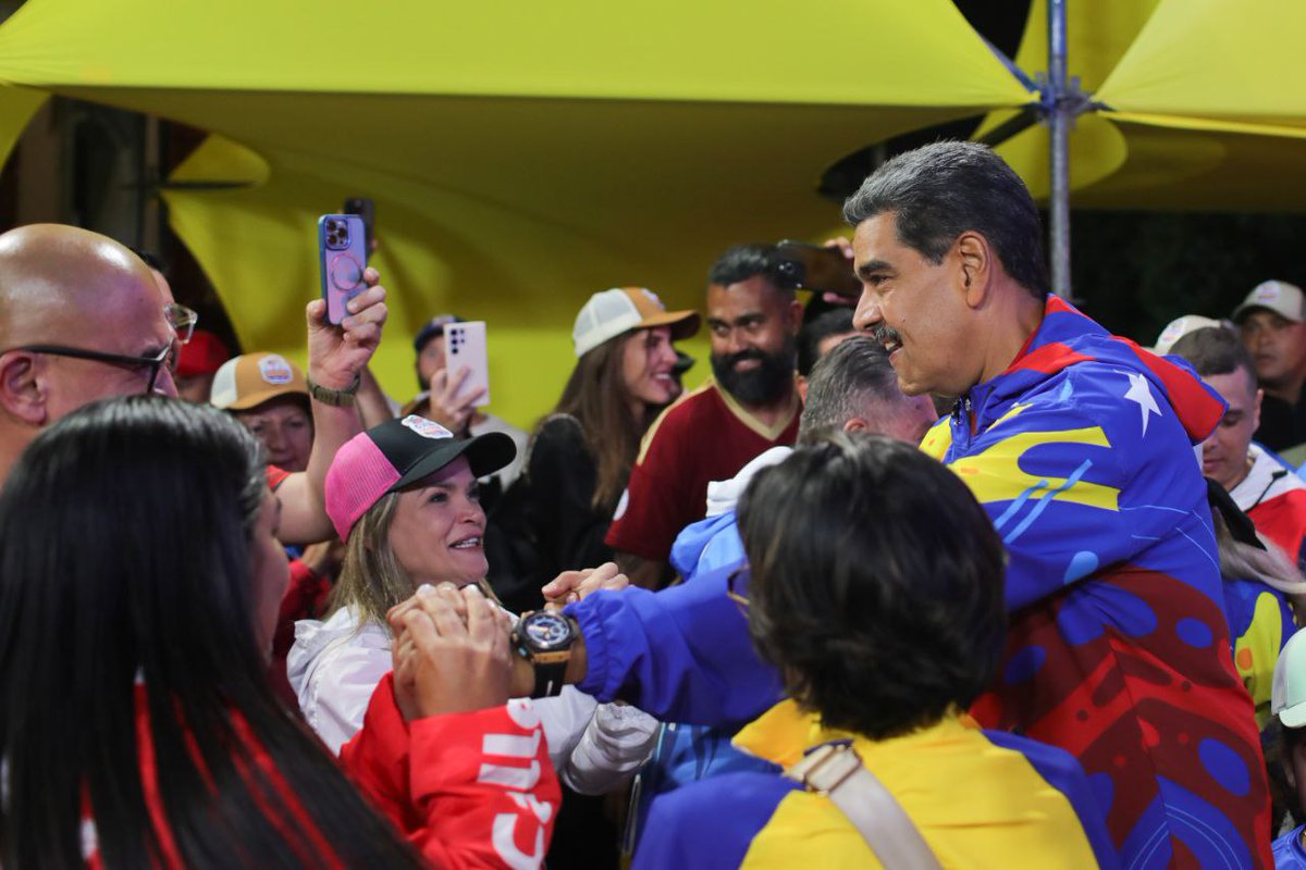 #EnFotos || Desde el Palacio de Miraflores, el presidente de la República, <a href="/NicolasMaduro/">Nicolás Maduro</a>, destacó la participación del pueblo venezolano en los comicios presidenciales de este #28Jul, y llamó a respetar la Constitución, a los Poderes Públicos y a la vida soberana de Venezuela.