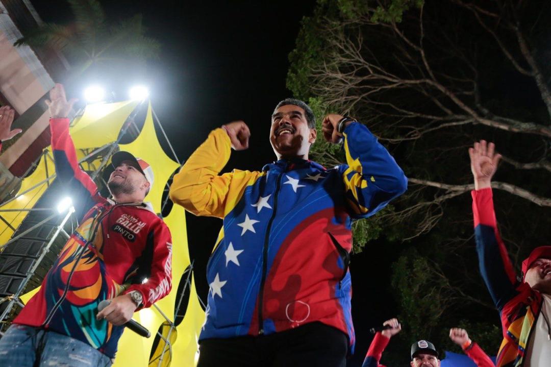 jaarreaza's tweet photo. ¡Qué clase de victoria la del Presidente @NicolasMaduro! Después de la agresión imperialista más brutal contra nuestra economía y sociedad, logra un triunfo inobjetable.

El venezolano es un pueblo heroico. Capaz de resistir y crecerse en las dificultades. Ganamos en buena lid. https://t.co/vacmOR8kGh