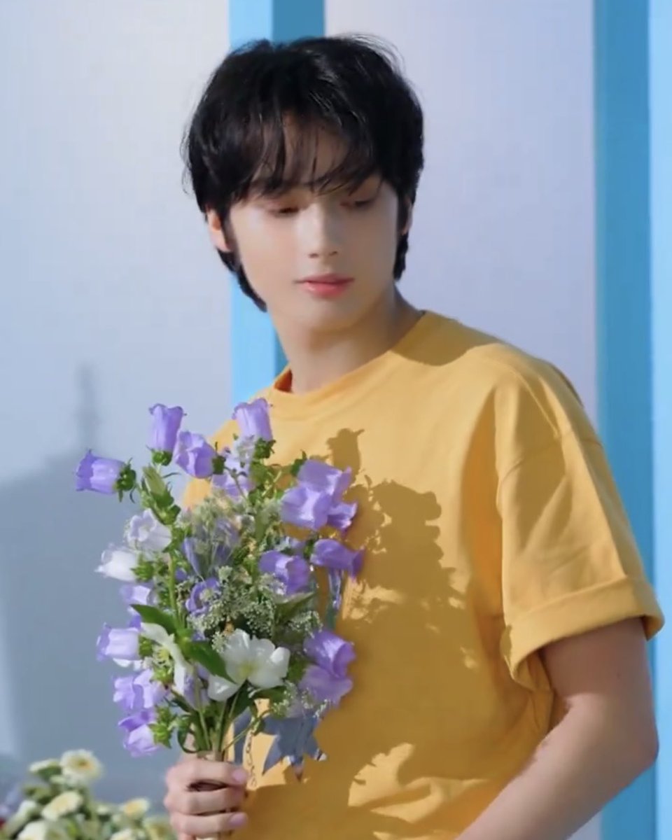 hyukalooks's tweet photo. huening kai’s flower shop🪻 https://t.co/53vO9dkQ5r