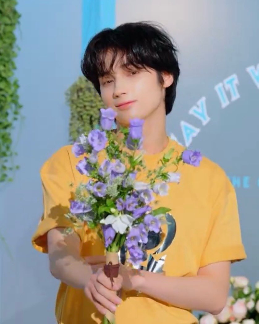 hyukalooks's tweet photo. huening kai’s flower shop🪻 https://t.co/53vO9dkQ5r