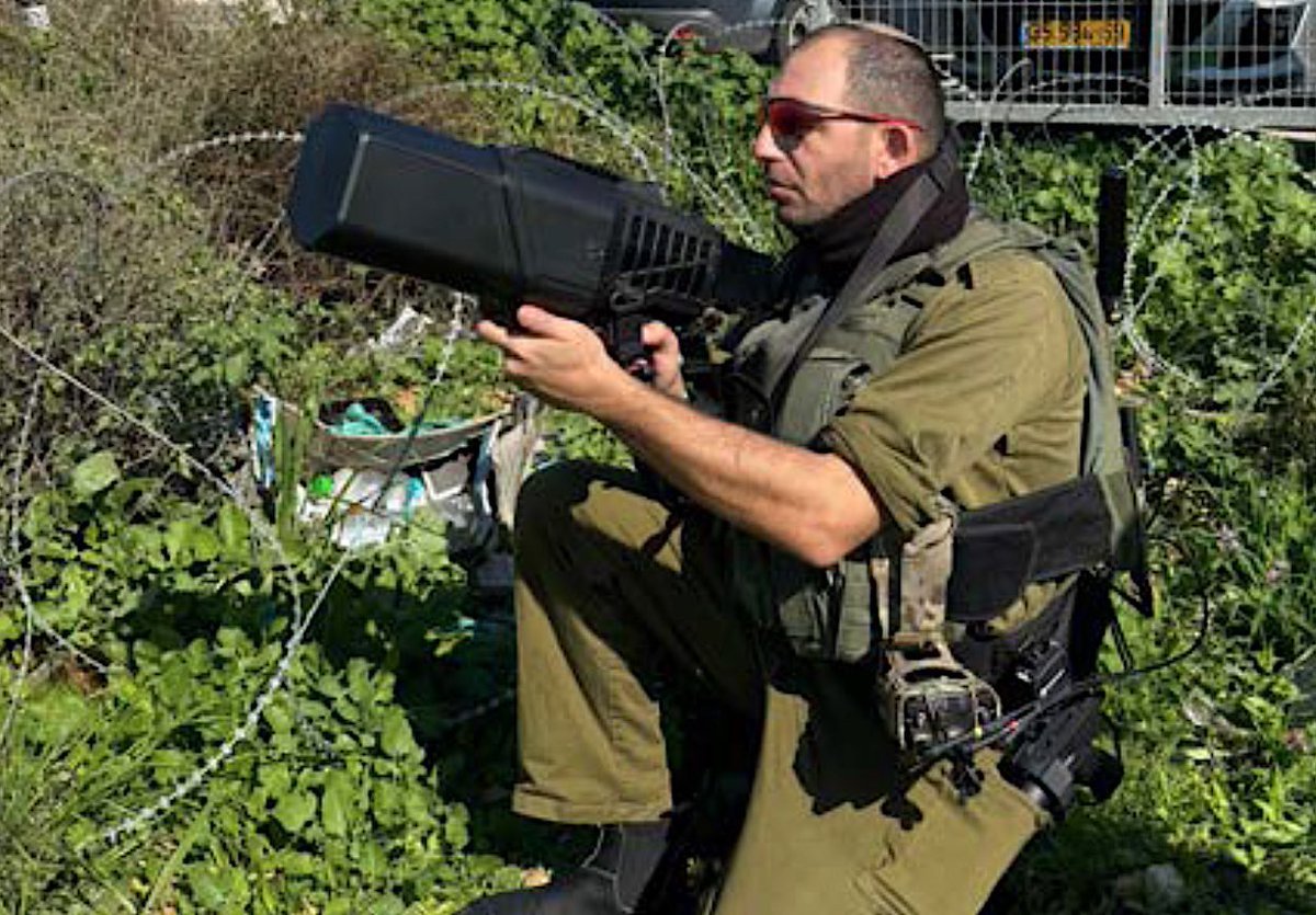 The new article from DECLASSIFIED AUSTRALIA.

WEAPONS EXPORTS IN AN AGE OF GENOCIDE
By Kellie Tranter
The recent photograph of a new Australian-made weapon in Israel in the hands of an Israeli soldier raises questions about the ongoing approval of weapons exports to the country.