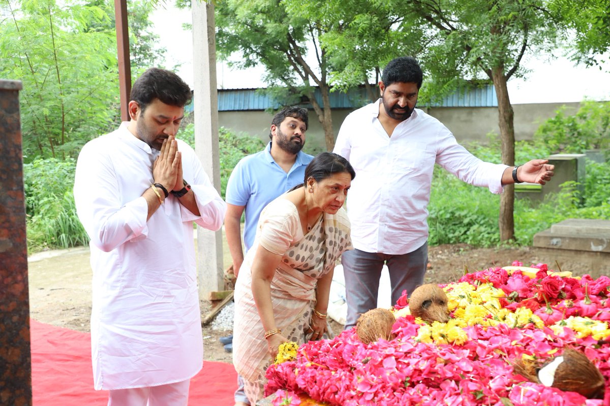 VikramGoudINC's tweet photo. శ్రీ ముఖేష్ గౌడ్ గారి యాదిలో....! 

మా నాన్నగారు... ప్రజా నాయకులు మాజీ మంత్రివర్యులు కీ. శే శ్రీ ముఖేష్ గౌడ్ గారి 5వ వర్ధంతి సందర్భంగా కుటుంబ సభ్యులతో కలిసి వారి సమాధిని దర్శించుకుని నివాళులు అర్పించడం జరిగింది. 

#MukeshGoud #Goshamahal #Hyderabad https://t.co/hDytLDgCmJ