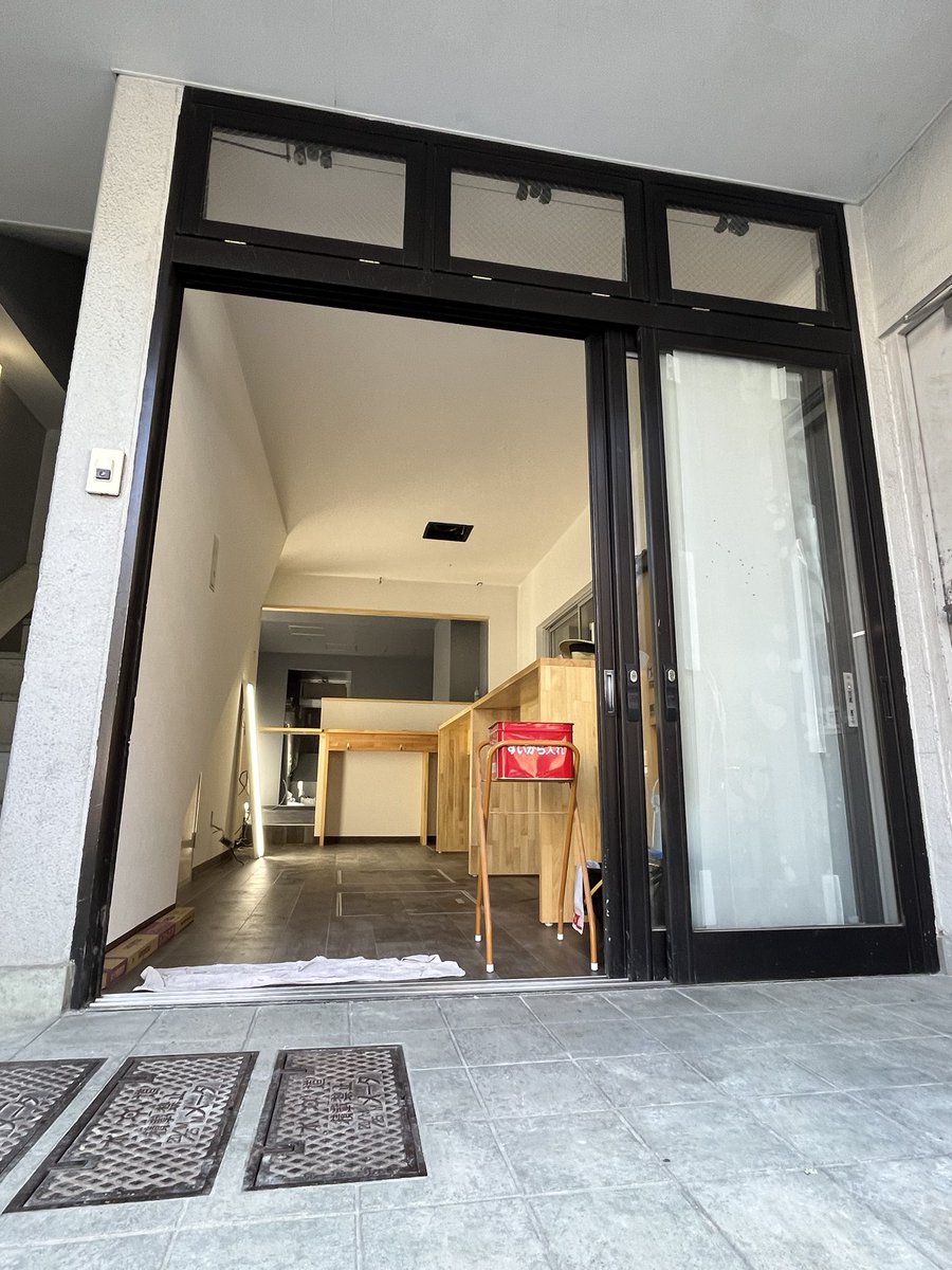 HopHLighthouse's tweet photo. 床張りが終わりました！
そしてカウンターの跳ね上げ扉もできて
いよいよおお店らしくなってきましたよ！ https://t.co/OhsMYCOshO