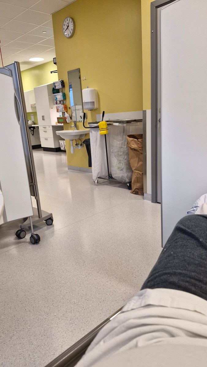 svempusen's tweet image. Nu blir man liggandes här fram till lunch ungefär innan operationen blir av efter att ha stått på väntelistan sen I januari ungefär. Skönt att bli av med njurstenen på 34×10mm i storlek. #operation #urologen #usö #njursten