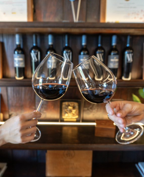 🍇🍷 ¡Nuestra bodega está abierta este verano para que vengas a visitarla! Consulta en nuestra web fechas y horarios disponibles:
visitas.ferrerwines.com/visitas-valdub…

Recuerda que somos la bodega más cercana a Madrid de Ribera del Duero!!! Te esperamos 🌞🚗 

⁠
❗ WINE IN MODERATION