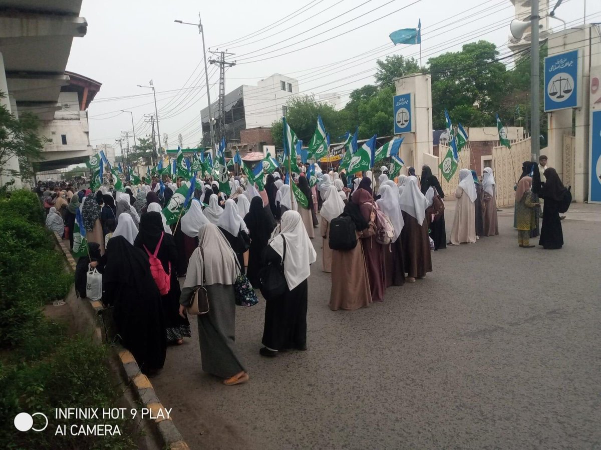 JIPOfficial's tweet photo. انتظامیہ ہوش کے ناخن لے۔۔ہم۔پر امن لوگ ہیں اس کا یہ مطلب ہرگز نہیں کہ تمہارے ہی ظلم اور جبر کو سہتے چلے جائیں گے۔ ہم اسلام آباد سے ہوکر واپس مری روڈ پر آکر بیٹھ گئے کہ حالات خراب نہ ہوں اب جب تم ہم سے مذاکرات کررہے ہو تو ایسے میں خواتین کے قافلے کو روکنا حماقت ہےاس لیے ہم آپ کو مشورہ دے رہے ہیں  فی الفور اس قافلے کا راستہ کلیئر کیجیے اور ایسی سنگین غلطی دوبارہ نہ  ہو ورنہ۔۔۔۔۔۔#عوام_کو_حق_دیناہوگا