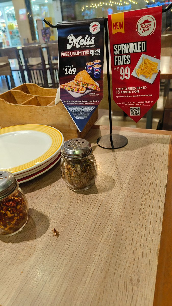 jayraut15's tweet photo. Extra live toppings @pizzahut  @PizzaHutIN  @KorumMall  no idea what's cooking in the kitchen https://t.co/477cRUKfva