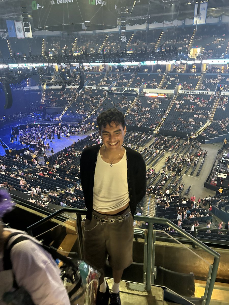 uriii31's tweet photo. The best night of my life <3 #GUTSWorldTourOklahoma https://t.co/DrBRccMSrl