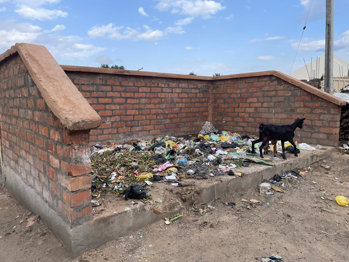Safiyanudm's tweet photo. In an effort to create a more clean and healthier Gombe, government continue to build this kind of waste collection center across Gombe metropolis. So far, we have about 115 of them and more underway. The waste is being evacuated on weekly basis. #MitigatingClimateChange https://t.co/vWtQv3ph1D