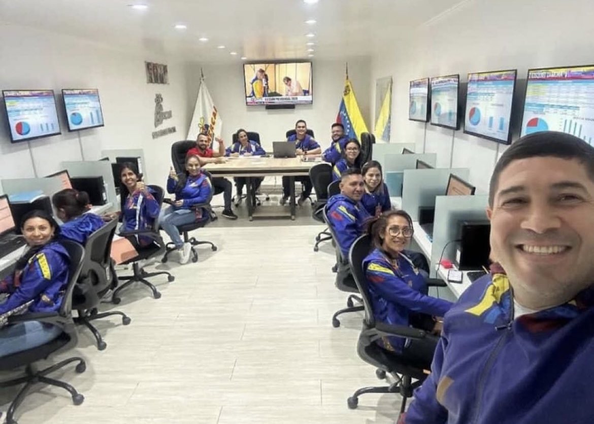stfany_gomez's tweet photo. LA SELFIE QUE SE VOLVIÓ VIRAL UN UNOS DE TRABAJADORES DEL CNE, DONDE CLARAMENTE SE VEN LOS VOTOS REALES, MARÍA CORINA LO DIJO, 70% EDM 30% NMM 
#fraudeenvenezuela https://t.co/cg4bzbsSsa