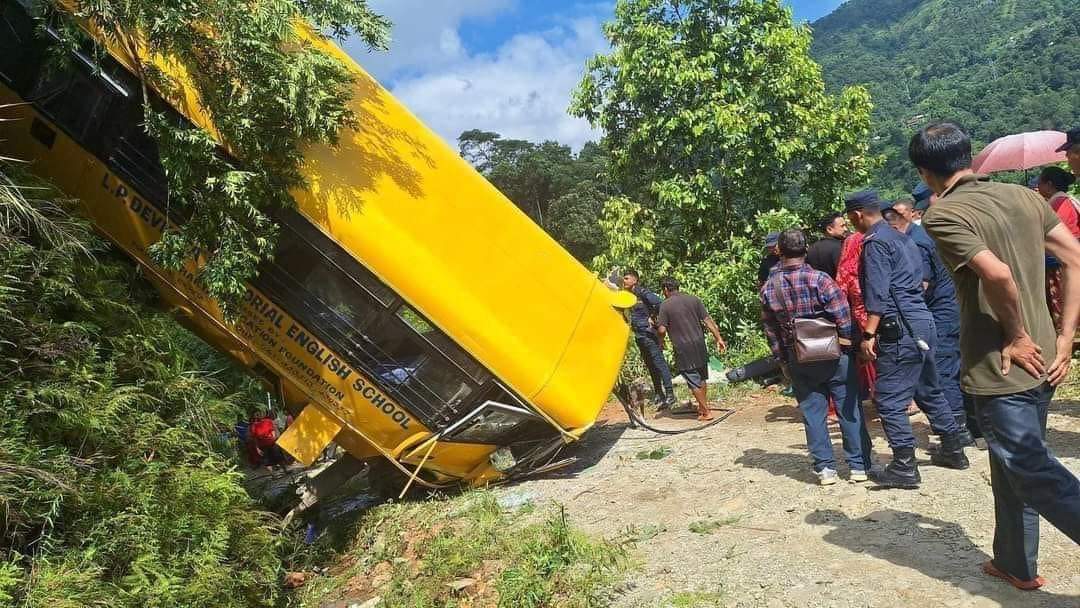दुःखद् खबर! 

पोखरा-२१ एकहाते रामदीमा एल.पी. देवकोटा मेमोरियल विद्यालयको स्कुल बस विद्यार्थी सहित दुर्घटना भएको खबरले दु:खित भएको छु। सबै विद्यार्थीहरुको उद्धार भइ हस्पिटल पुर्याई सकिएको जानकारी प्राप्त भएको छ।

विद्यार्थी भाइ बहिनीहरुको शिघ्र स्वास्थ्य लाभको कामना गर्दछु।
