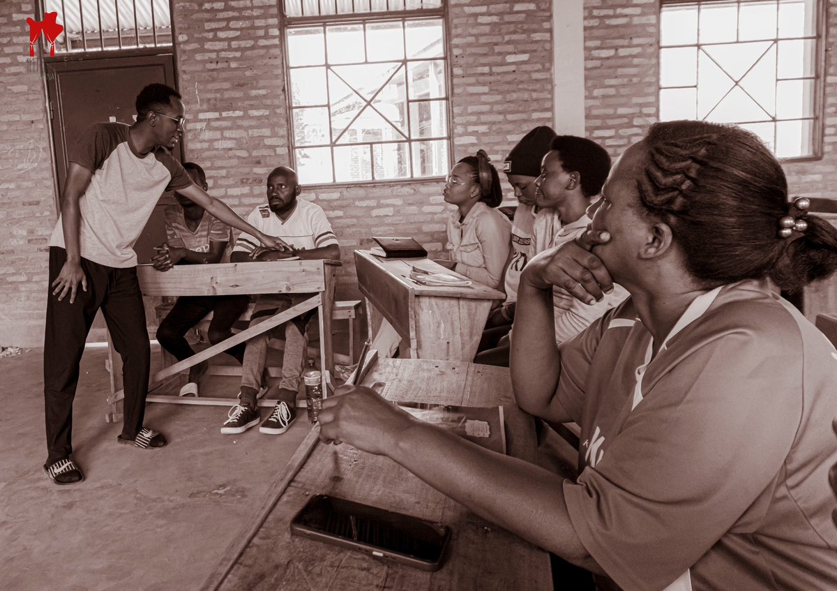 🎭Pour le sixième jour, les comédiens de Ngozi participant à la formation ont exploré ensemble le rapport particulier que l'acteur doit entretenir avec son texte, sans oublier l'interaction avec celui des autres.

😉 Nous reviendrons vers vous bientôt.

#intarazirakina #Burundi🇧🇮