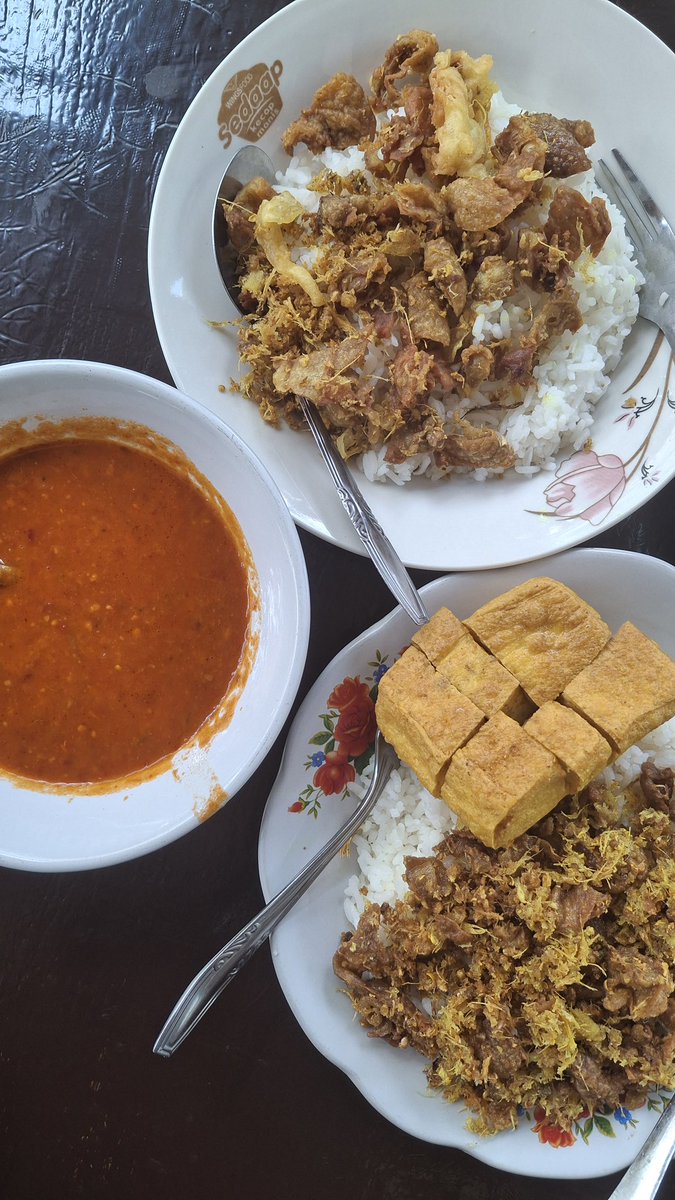 prabunpad's tweet photo. [Makanan Berat]

Pramuda penasaran soal kuliner makanan berat yang ada di Jatinangor? Jangan khawatir! Minbu sudah rangkum beberapa rekomendasi yang bisa kalian coba, loh!😉😉 https://t.co/7Nf8Oyw0wp