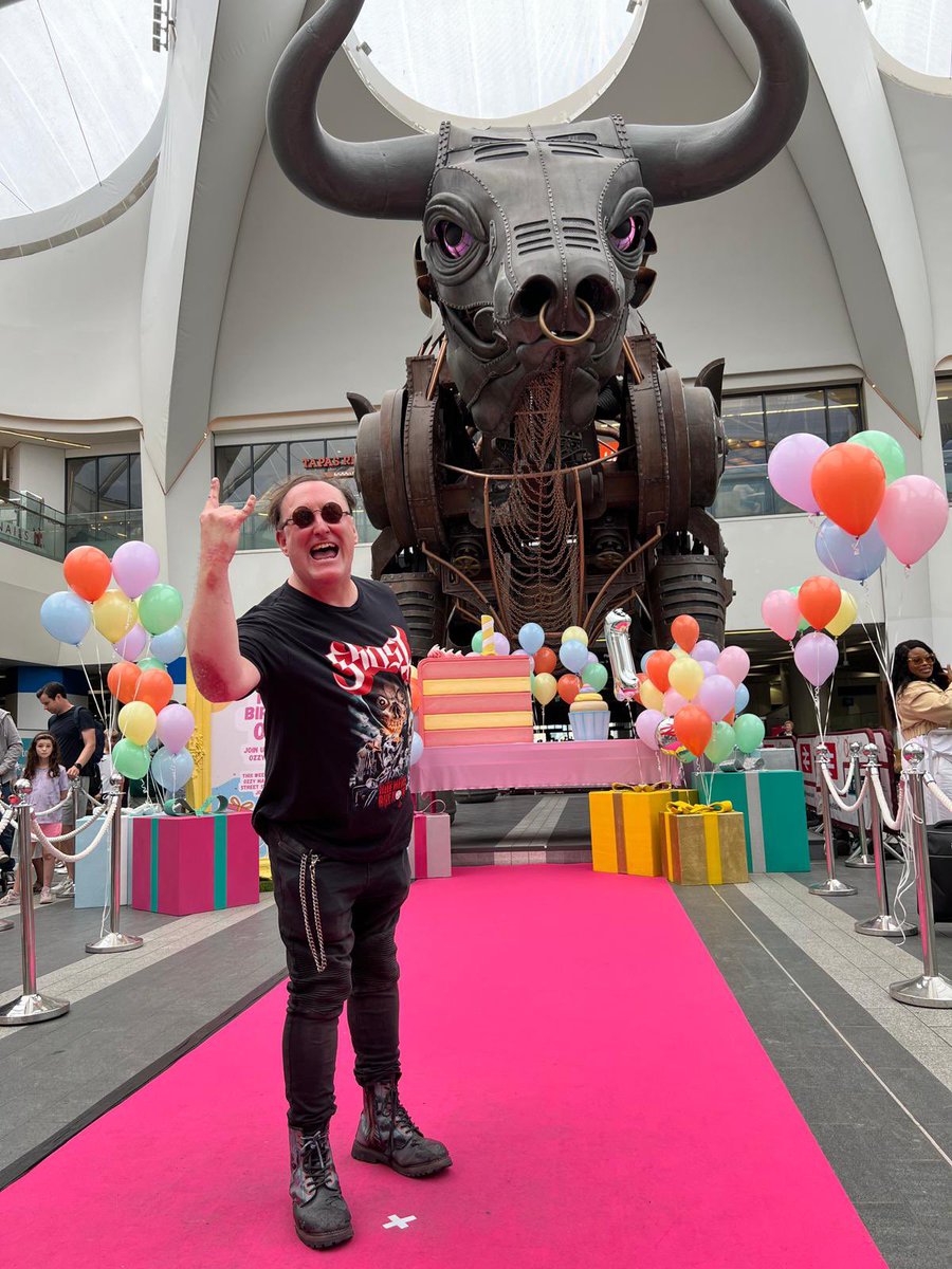 BrummieBull's tweet image. Good moo-rning Birmingham! What a weekend!
I loved celebrating my New Street anniversary with you all, thanks for coming down
There were some great photos taken, here are some of my favs! And that card - wow!
As @OzzyOsbourne says - #BirminghamForever
@MrsSOsbourne