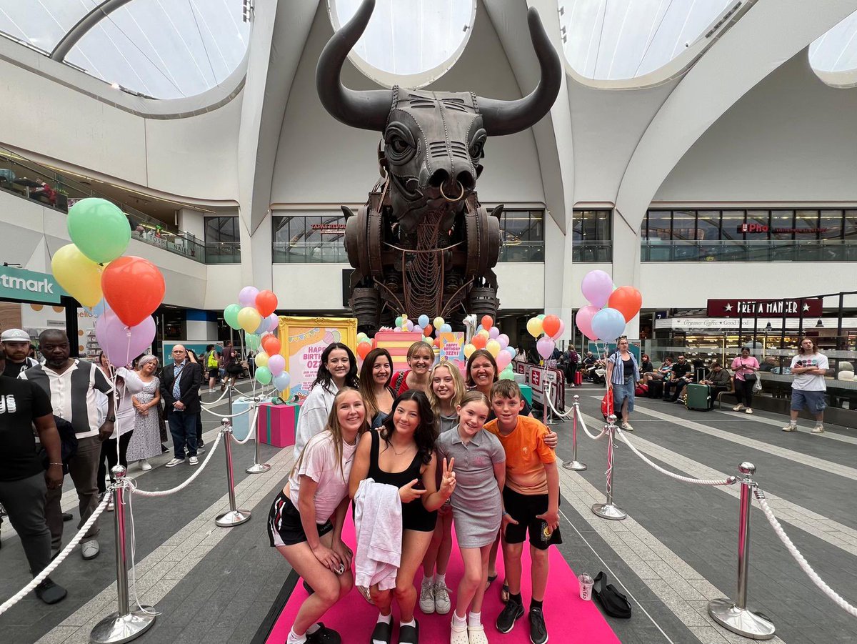 BrummieBull's tweet image. Good moo-rning Birmingham! What a weekend!
I loved celebrating my New Street anniversary with you all, thanks for coming down
There were some great photos taken, here are some of my favs! And that card - wow!
As @OzzyOsbourne says - #BirminghamForever
@MrsSOsbourne