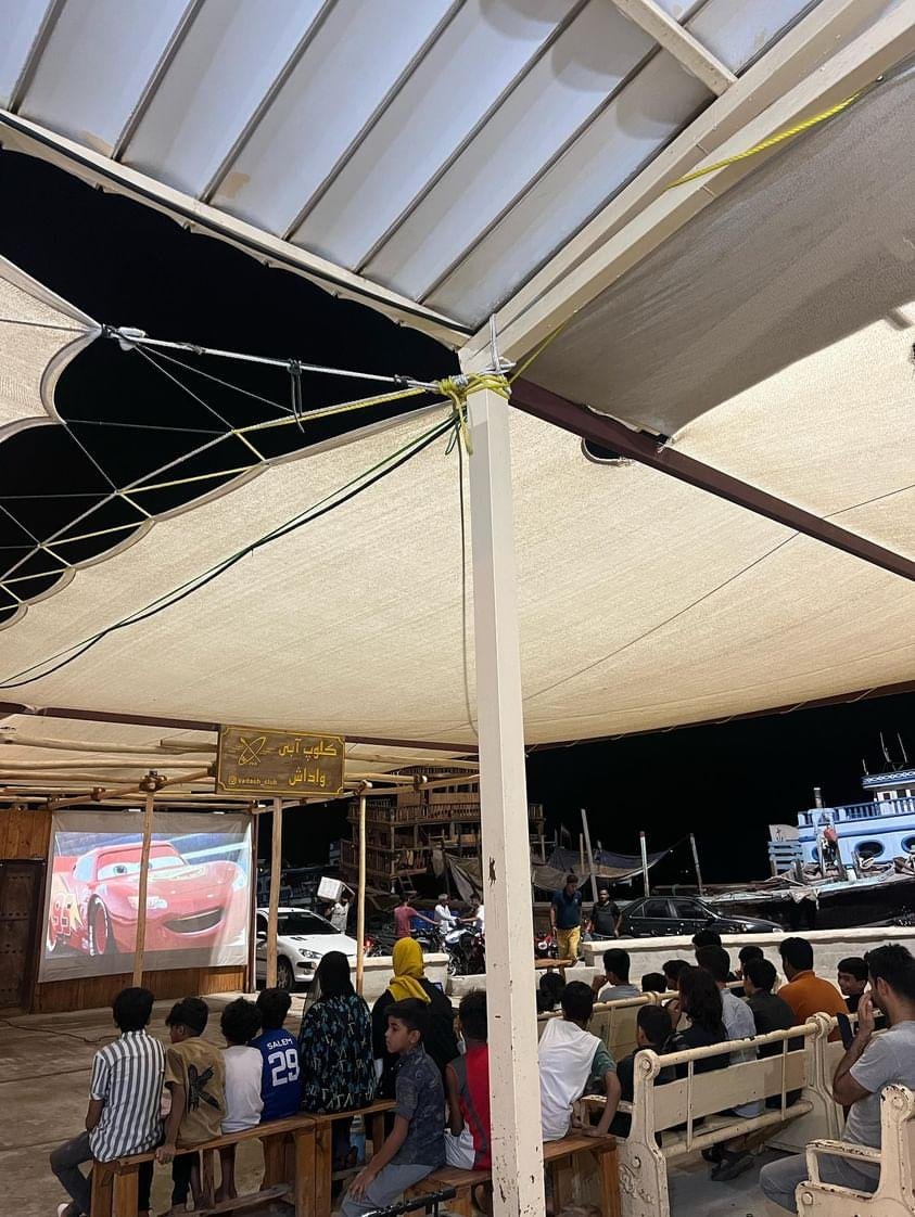 یک کافه دار در بندر تاریخی #لافت سینمای کوچکی راه انداخته برای کودکان و نوجوانان. 

سمت راست لنج هم دیده می شود.