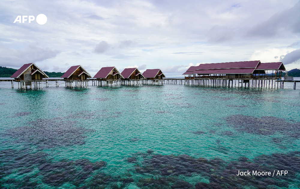 Indonesia's sea nomads turn to jobs on land.

The Bajau tribe of fishermen have led a nomadic life at sea for generations, adapting their bodies to dive between 10 and 15 metres on one breath. But for the Bajau people living in Pulau Papan, their ancestors' unique way of life has