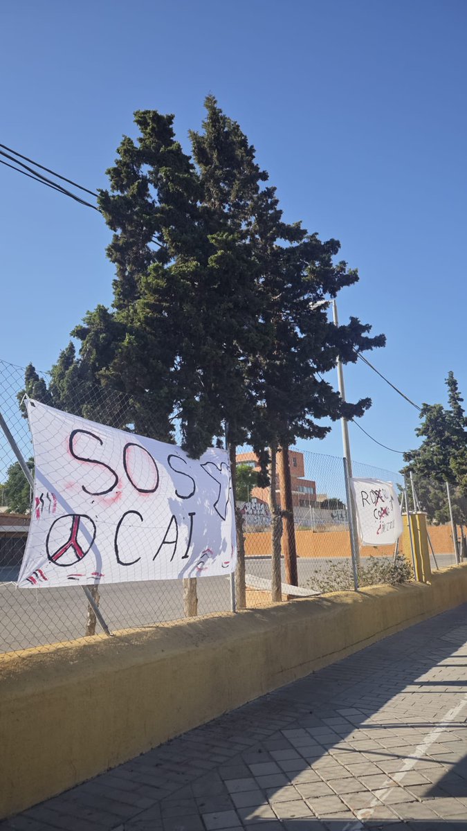 darksinapsis's tweet photo. @carlos_mazon_ @ppopular @alicanteayto @todo_alicante El ayuntamiento de Alicante retirando pancartas de protesta por acto injusto ¿ Qué hay realmente detrás de esto?? Explicaciones y rectificación ya!! 👇🏻 https://t.co/Kz6t5gTl5f