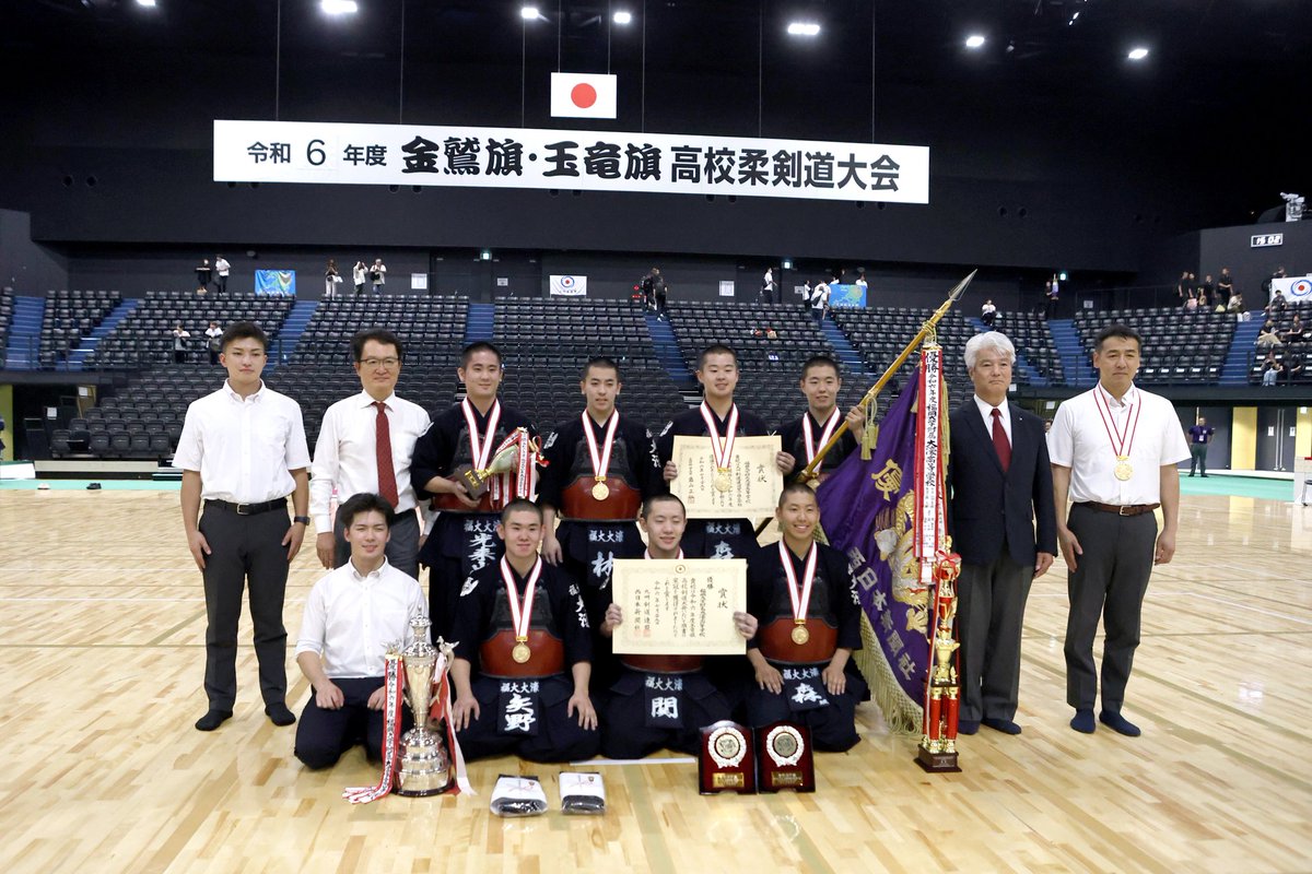 gyokuryuki_nnp's tweet photo. 【令和6年度 玉竜旗高校剣道大会男子の部】

👑優　勝：福岡大大濠（福岡）
🥈準優勝：福岡第一（福岡）
🥉第３位：龍谷（佐賀）
　　　　　 敬徳（佐賀）

決勝戦は互いに一歩も譲らず、大将戦も延長に突入！！手に汗握る熱い一戦でした🔥

#玉竜旗
#高校剣道
#剣道男子 
#剣道女子
#剣道大好き https://t.co/0dMQLbvNiT