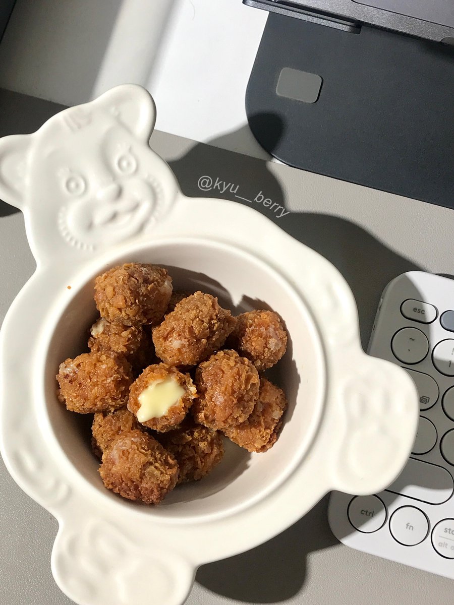 kyu__berry's tweet photo. resep cheesy bites cuman 4 bahan 🧀✨

semalem bikin cemilan ini buat nonton gose, enak banget luarnya makaroni boncabe dalemnya keju lumerrr #kyurecipes 👩🏻‍🍳 https://t.co/QQsojWzNGP