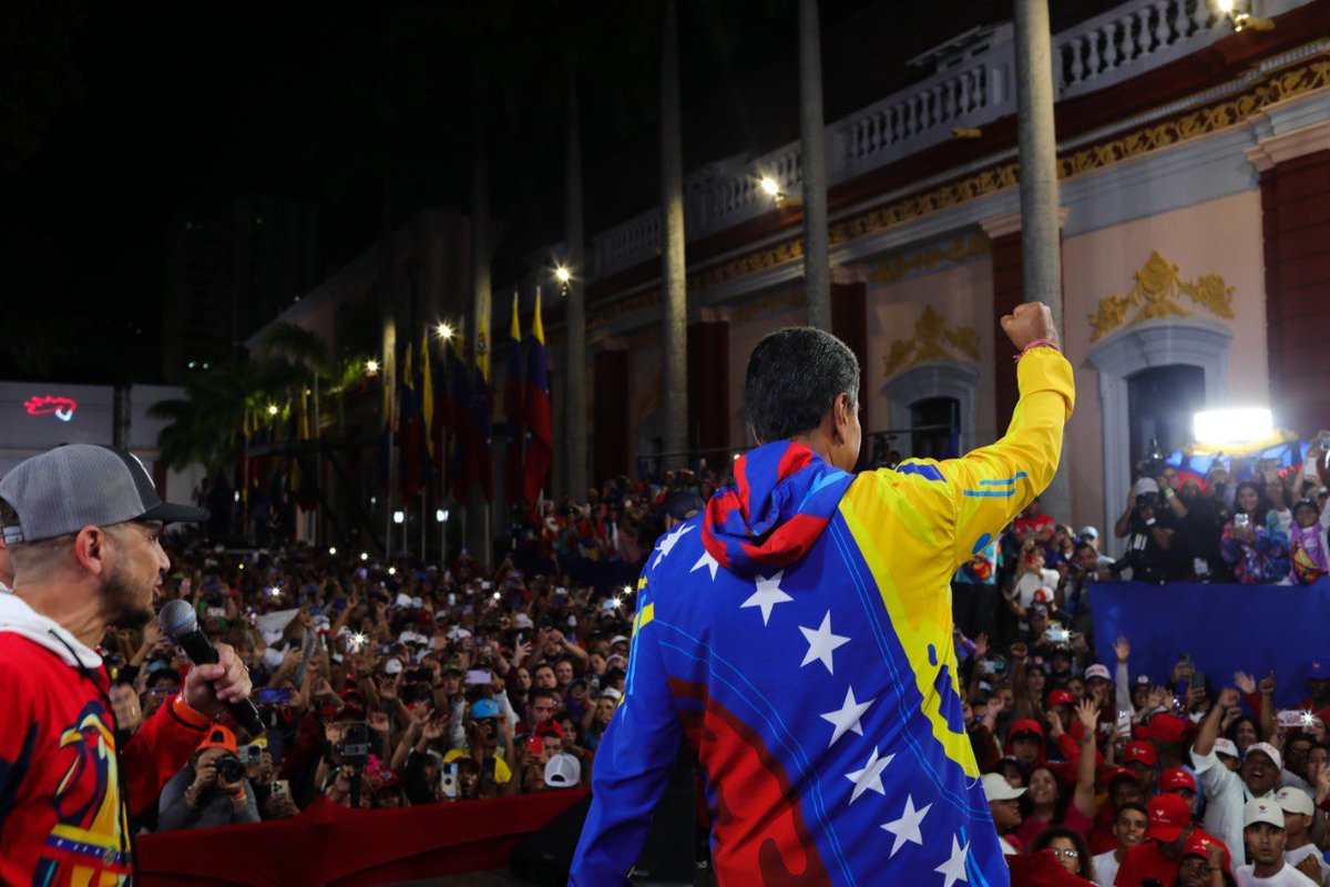 📢¡𝐀𝐬í 𝐥𝐨 𝐃𝐢𝐣𝐨!🇻🇪
Pdte. <a href="/NicolasMaduro/">Nicolás Maduro</a>: Este Palacio Presidencial sigue en manos del pueblo. No cayó en manos del fascismo y la oligarquía.
#GanóLaPazYLaEsperanza