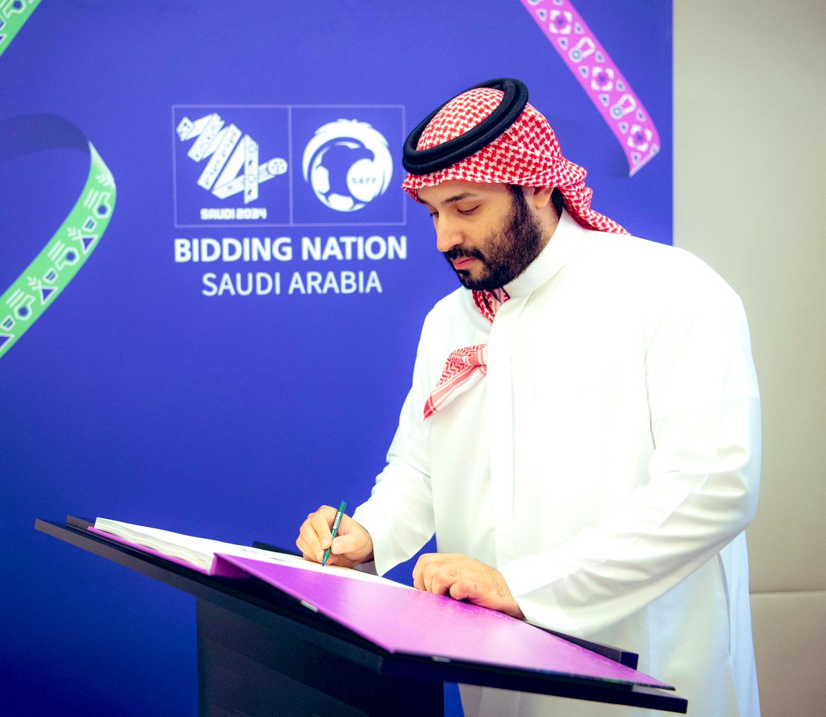 التاريخ لايكتب إلا بأيادي الشجعان.. 
#كاس_العالم_2034 
وأحداث اكبر وأعمق..
وتاريخ بلد ومنطقة..
كتبت وستكتب بيد قائدنا..
جعل هاليدين تحرم عن النار يابو سلمان🇸🇦