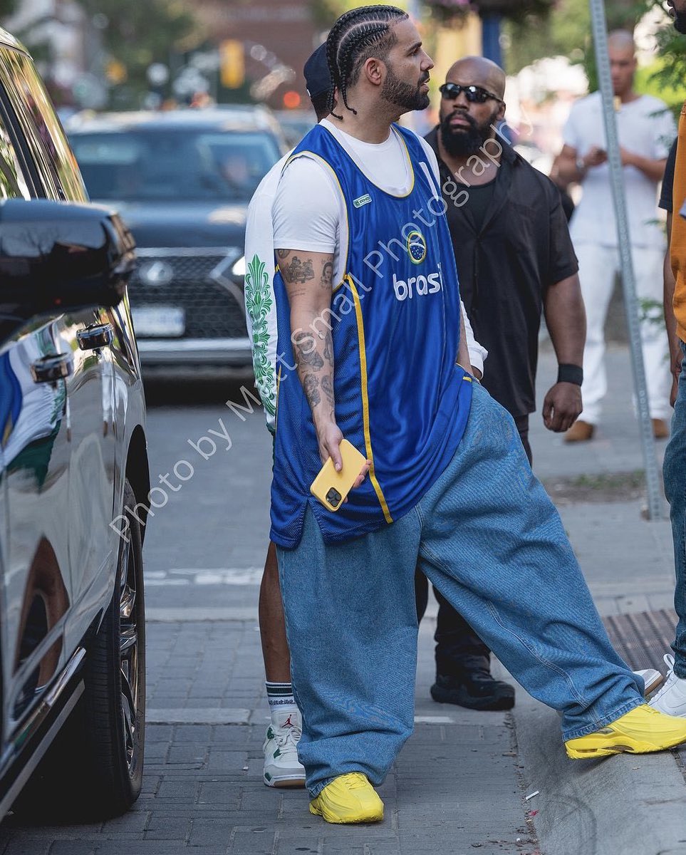 poptime's tweet photo. Drake foi visto usando camisa do Brasil recentemente. 🇧🇷 Alguém pediu? https://t.co/LNNqi2rVWI