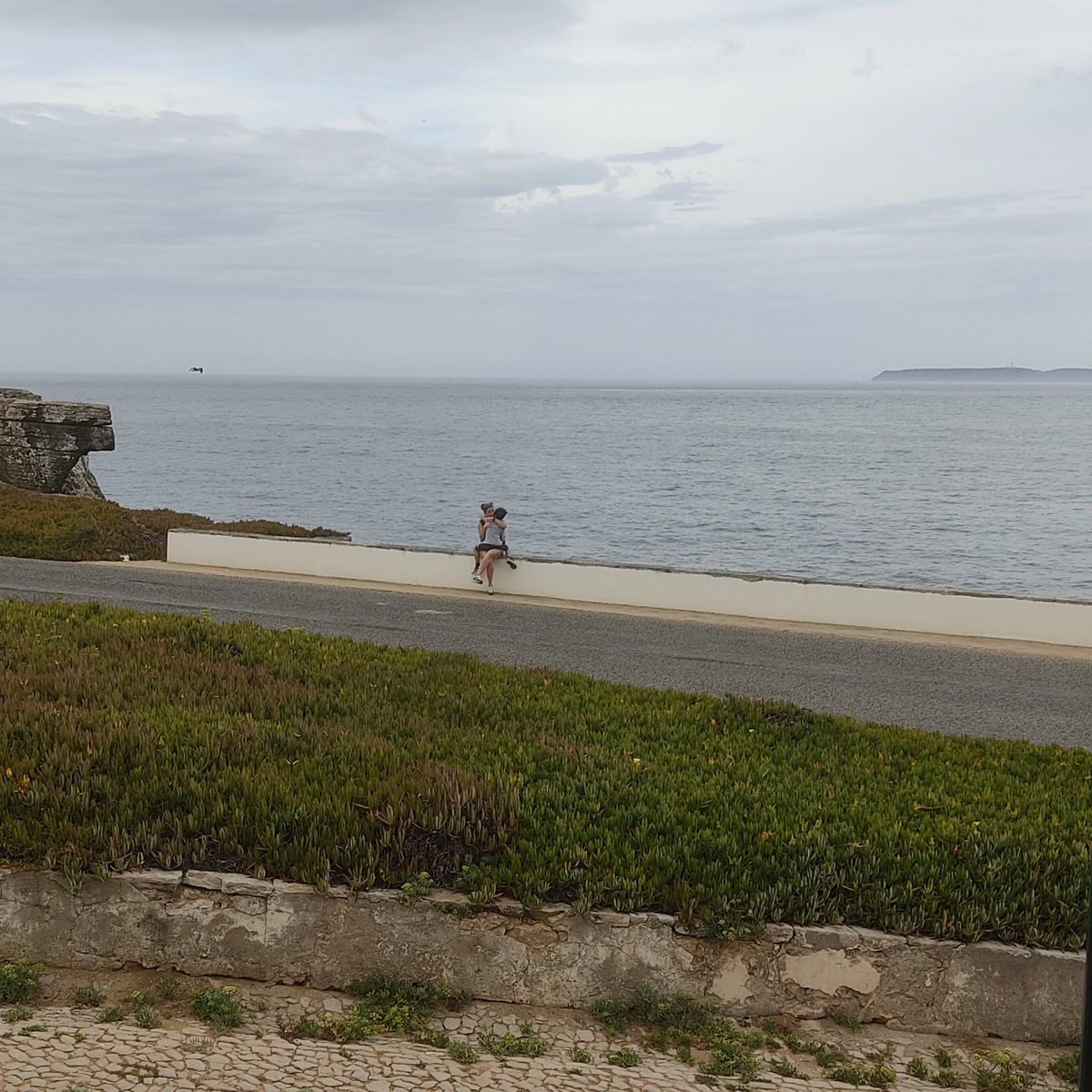 p_romeropadilla's tweet photo. Abrir la ventana, ver la mar inmensa en calma y ver la inmensidad aún mayor del amor de una madre acurrucando a su niño en su pecho, el lugar más seguro del mundo.
¡Qué no será una madre que hasta Dios mismo quiso sentir también ese abrazo que lo cura todo!

#vivanloslunes https://t.co/e5n3O4TE2u