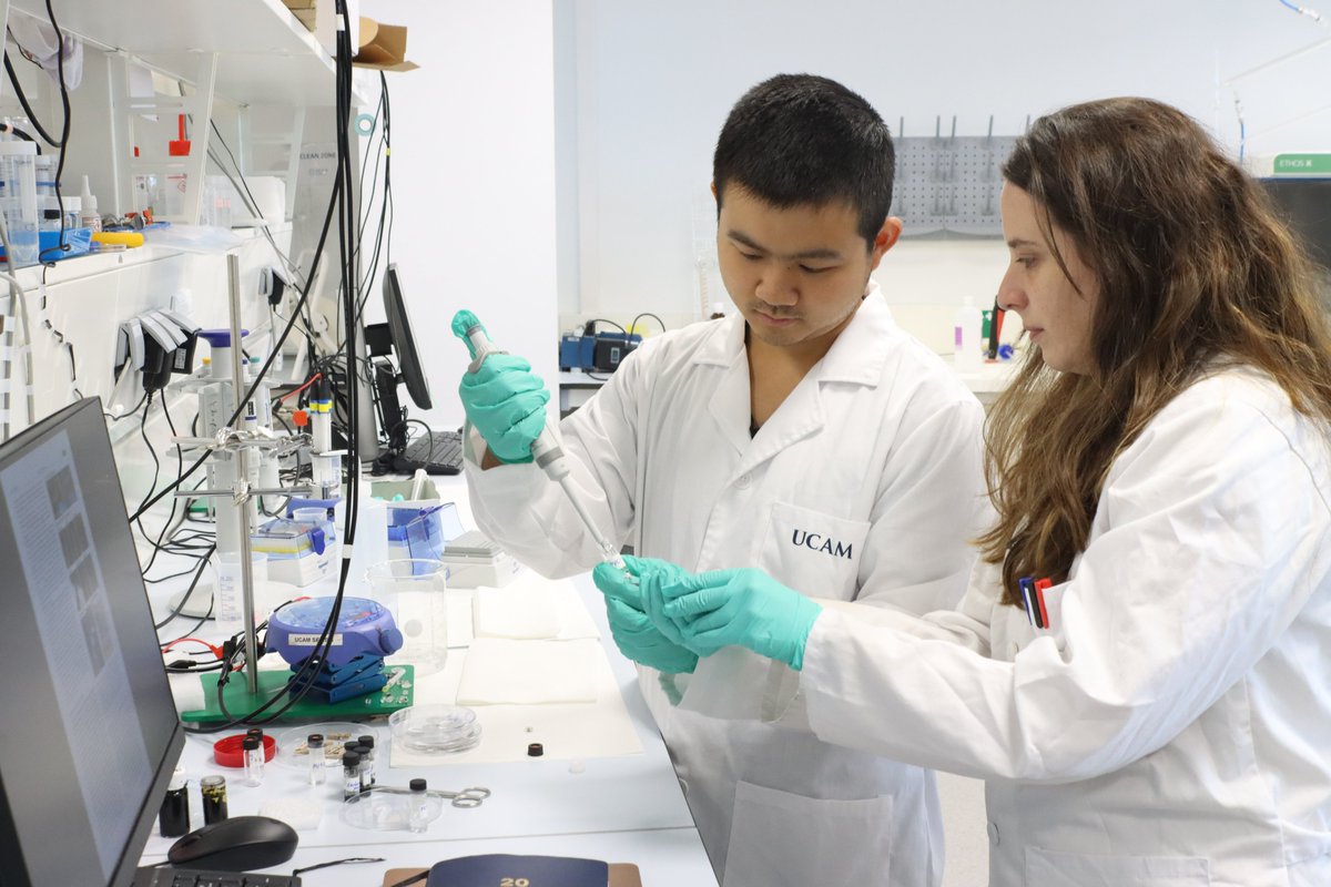 Los investigadores Molinero y Wang de la UCAM han publicado un artículo en la revista 'ACS Sensors' sobre un nuevo sensor capaz de medir el lactato, es decir, un compuesto que se genera en el cuerpo cuando hay un suministro insuficiente de oxígeno.