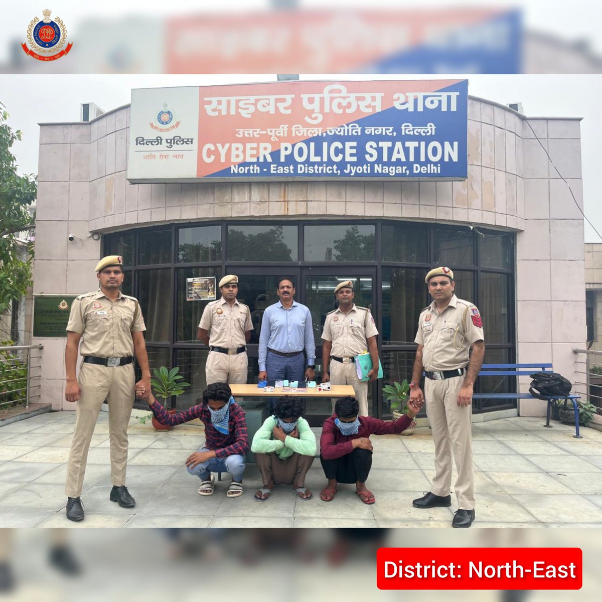 DCPNEastDelhi's tweet photo. 03 Cyber fraudsters nabbed by team PS Cyber.

07 mobile phones, 22 SIM Cards, 31 debit cards recovered and Rs. 50,000/- got freezed in bank account.

They fraudulently got transferred Rs. 9.50 lakhs from an account of a firm, by impersonating as owner of the firm.
#DPUpdates https://t.co/imifhErIDj