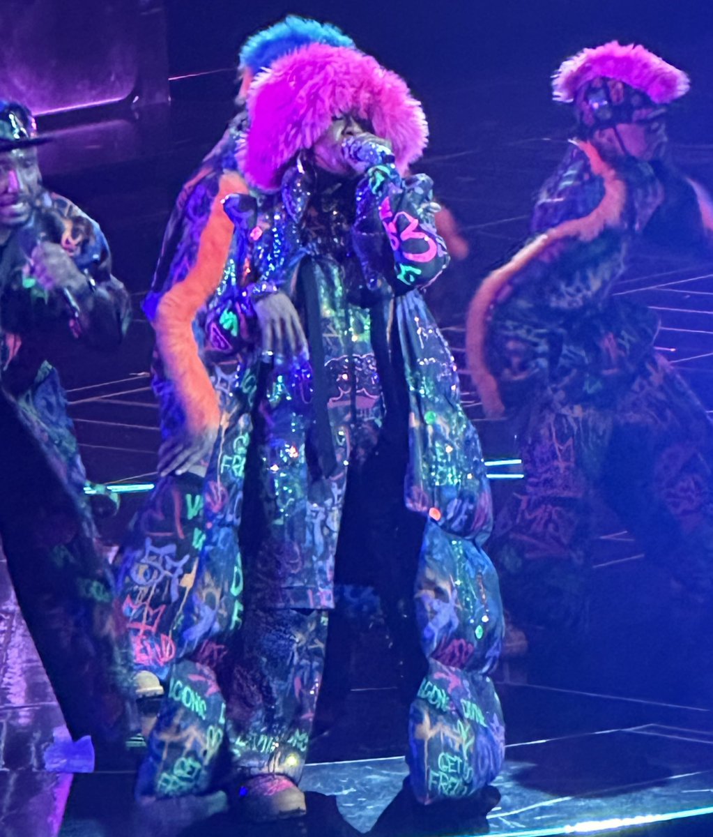 bmh1973's tweet photo. #aboutlast Listen…..@MissyElliott was freakin INCREDIBLE! #OMG ! I highly recommend seeing #OutOfThisWorldTour & what a surprise,@MonicaDenise ! Big thx to #EveryColorMattersCancerFoundation @imbarneyjackson for our VIP hook up. 🙌🏾🙌🏾 https://t.co/PWJeAvGyNX