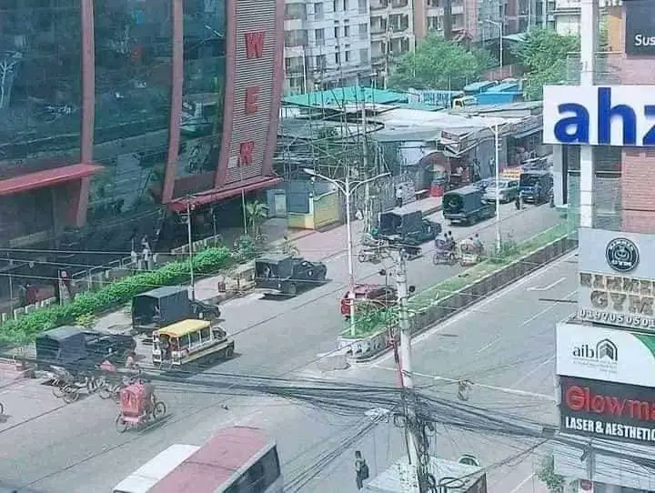 sayedrouf4's tweet photo. The surveillance all across DHAKA today...

Really strict. The other cities put up a good protests today.

#Bangladesh #StudentsUnderAttack #StepDownHasina
#SaveBangladeshiStudents https://t.co/HpAp5jGLJ3