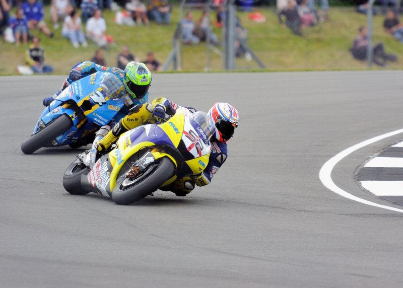 Chris Vermeulen (Suzuki) vs. James Toseland <a href="/Tech3Racing/">Tech3 Racing</a> at Donington Park, MotoGP 2008 British GP
📷 : David Lloyd-Roach