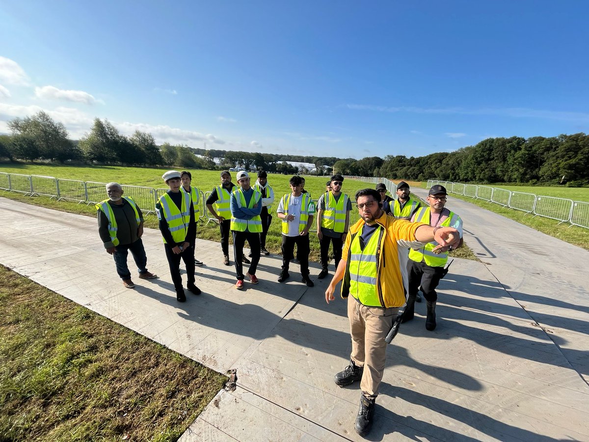 AMYA_Midlands's tweet photo. Majlis Khuddam ul Ahmadiyya East Midlands was proud to serve in Hadeeqatul Mahdi car park over the course of Jalsa Salana weekend. Great spirit shown by the Khuddam MashAllah for what is a demanding duty.

@JalsaConnect 
#JalsaUK2024 https://t.co/CkDybGou1Y