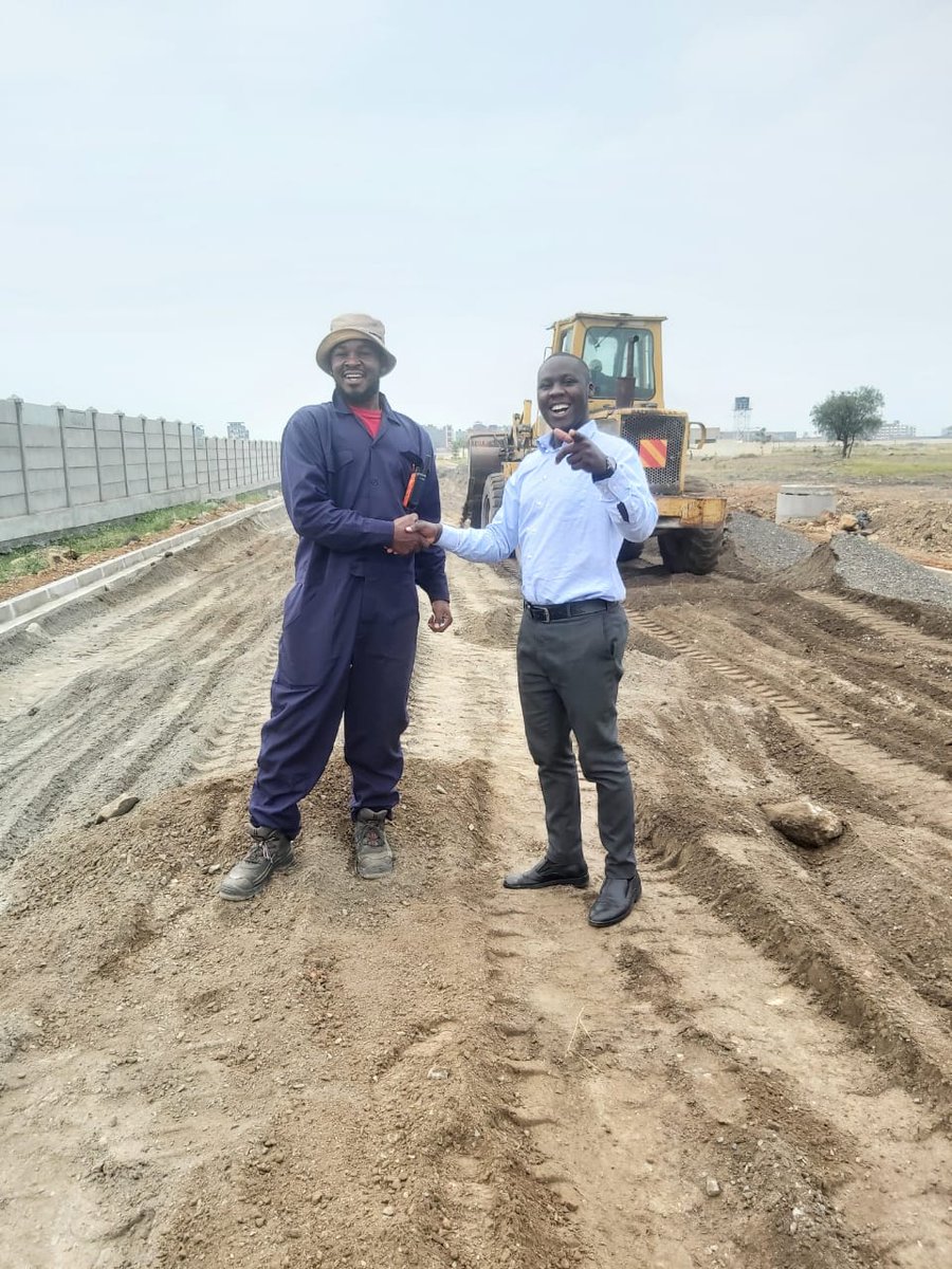 mutethia_karuma's tweet image. Spreading Graded Crushed Stone (GCS) subbase before compacting and watering. GCS layer helps spread the wheel load response, providing support for the asphalt surface and guarding the sub grades beneath. #Highwayengineering
#engineeringsurvey
#highwaygeometry