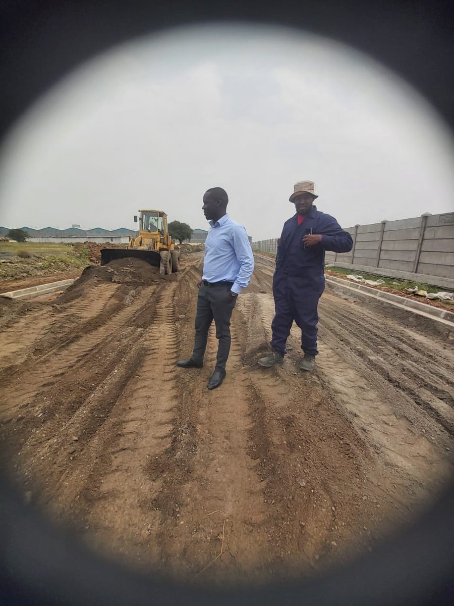 mutethia_karuma's tweet image. Spreading Graded Crushed Stone (GCS) subbase before compacting and watering. GCS layer helps spread the wheel load response, providing support for the asphalt surface and guarding the sub grades beneath. #Highwayengineering
#engineeringsurvey
#highwaygeometry