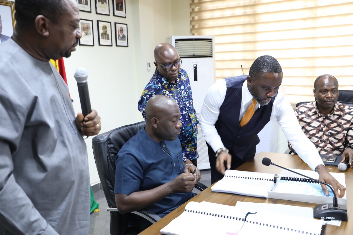 Exciting news for Accra! The Ministry of Works and Housing has signed contracts with Hydronomics Limited and Vuluxx Company Ltd for two major storm drains in Kaneshie under the GARID project. This initiative aims to boost flood resilience and ensure community safety #BREAKINGNEWS