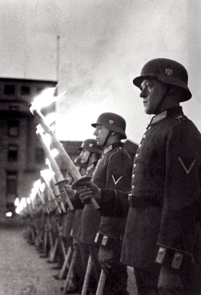 1860rm's tweet photo. #AP News has no problem openly promoting #NaziAzov rallies to promote fictional war propaganda. 

In the tradition of Nazi rallies.

Azov was not just a local handful of Nazis. It’s the entire Ukraine Government that promotes the doctrine. 

Here’s the other funny part that shows this whole thing is a big fraud. 

The soldier who is speaking is Russian— he’s not even Ukrainian and he’s not speaking Ukrainian, instead he speaking суржик— which is somebody who speaks with a Russian language based was trying to insert some Ukrainian words.