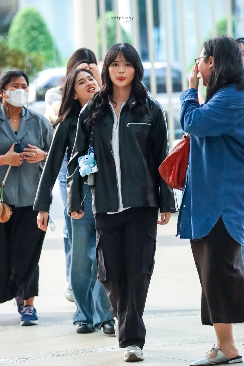 epiphany0714's tweet photo. 240729 Gala Premiere “Dia Angkasa”  

Cakep bgt Reva 🫶🥰

#JKT48 #Adel #レファ #아델 #アデル #레바 https://t.co/MvdKmem1zH