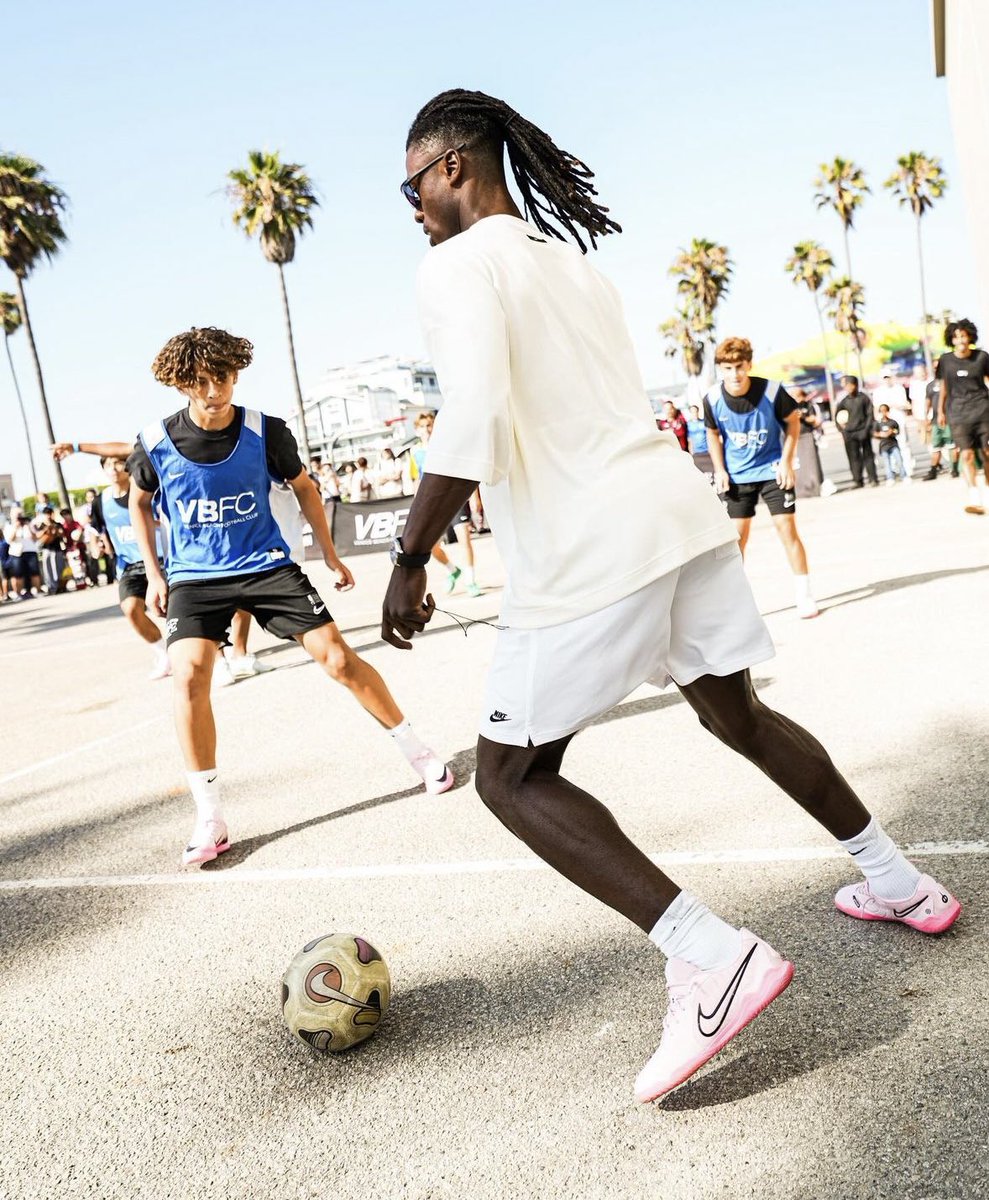theMadridZone's tweet photo. Eduardo Camavinga playing football at Venice Beach 🌴 https://t.co/tzYx9Ek0xw