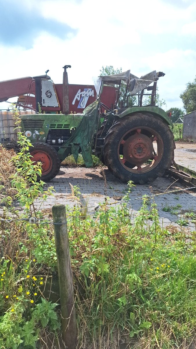 Thea7T's tweet photo. Omdat ik me verveelde😇
Omdat ik toch bij mijn ouders moest zijn
Omdat mijn broer op vakantie is en mijn zoon de boerderij nu draait Omdat ik "hem" tegenkwam en "hij" nog startte als een tierelier
Omdat het nostalgie is
Omdat ik hierop heb leren rijden💚
#Opknapbeurt 🫧
#Omdat ☺️