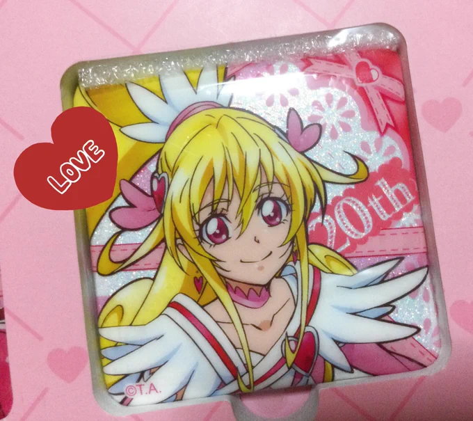Nekotaniさんから中国の缶バッジ届いたー! ちょっと豪華な本のような形状で開くとセンターキュア勢揃い…!サンプルじゃわからなかったけど背景がグリッター感あってキラキラ…そして思ってたより大きいのが嬉しい…(57mmか65mmぐらい…?)