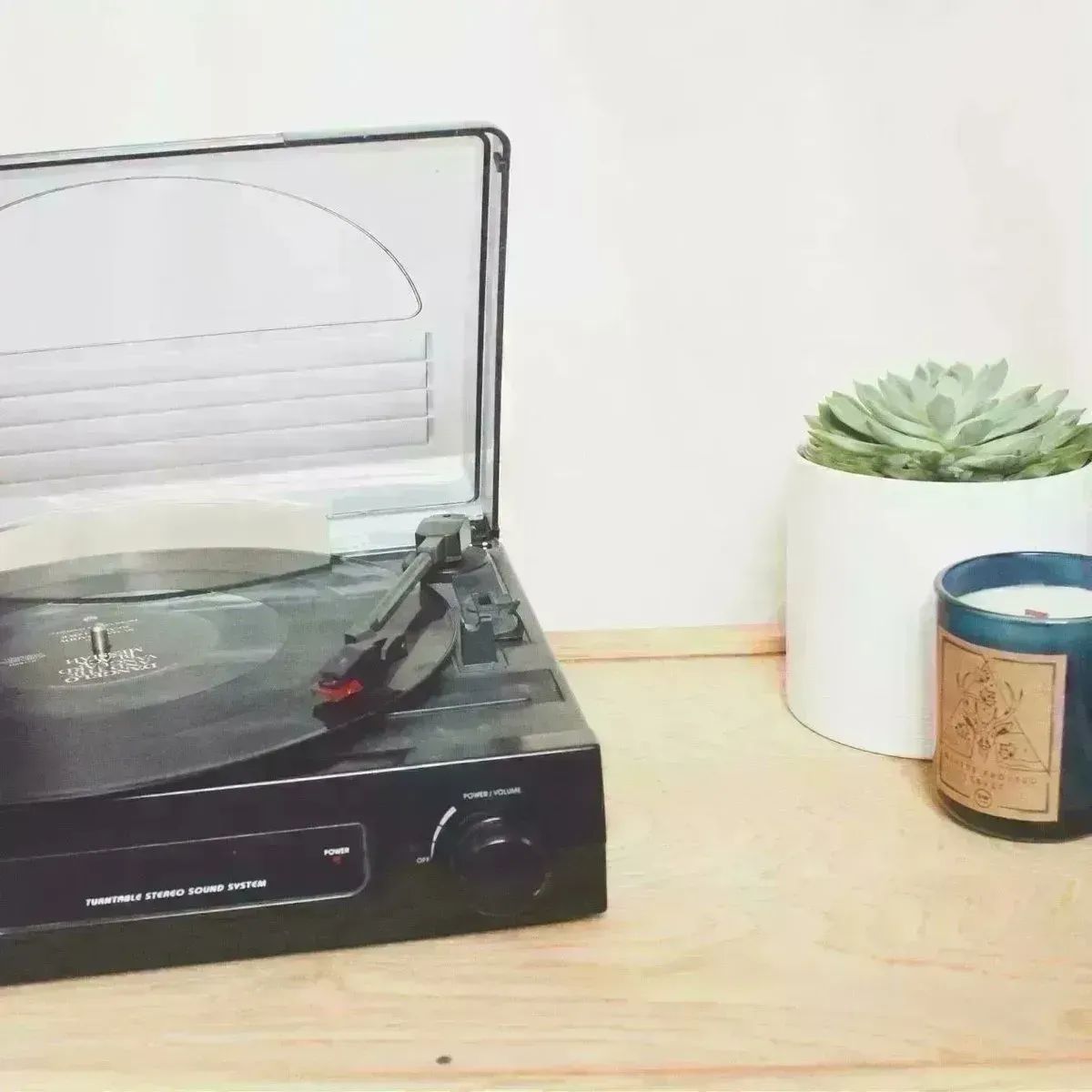 Fun fact. RUN&amp;FELL founder Naomi is also a DJ. You can catch her playing in Manchester bars every weekend + when she's not designing fresh Tees she's writing her own beats.

She's curated a laid-back #playlist to ease you into your week: buff.ly/2DczYEk #MondayMotivation