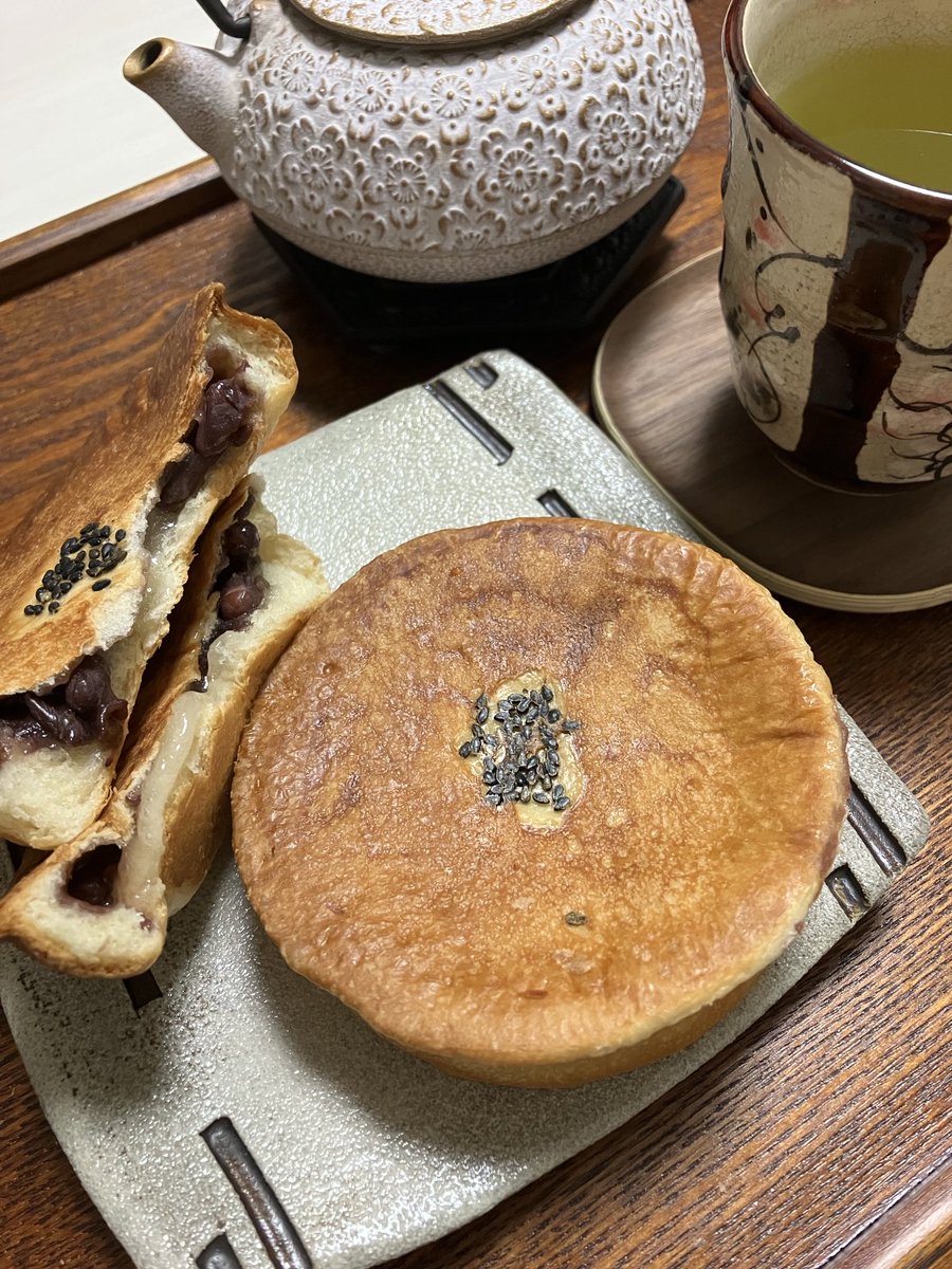 shiro_neko_2020's tweet image. 今日のパン作り🍞🫧
◽️平焼きあんパン（求肥入り）

🥀夜の和風カフェ開きました👘✨
渋〜いお茶でひと息です🍵(*ˊᵕˋ*)

#手作りパン
#南部鉄器
#コッタ
#富澤商店