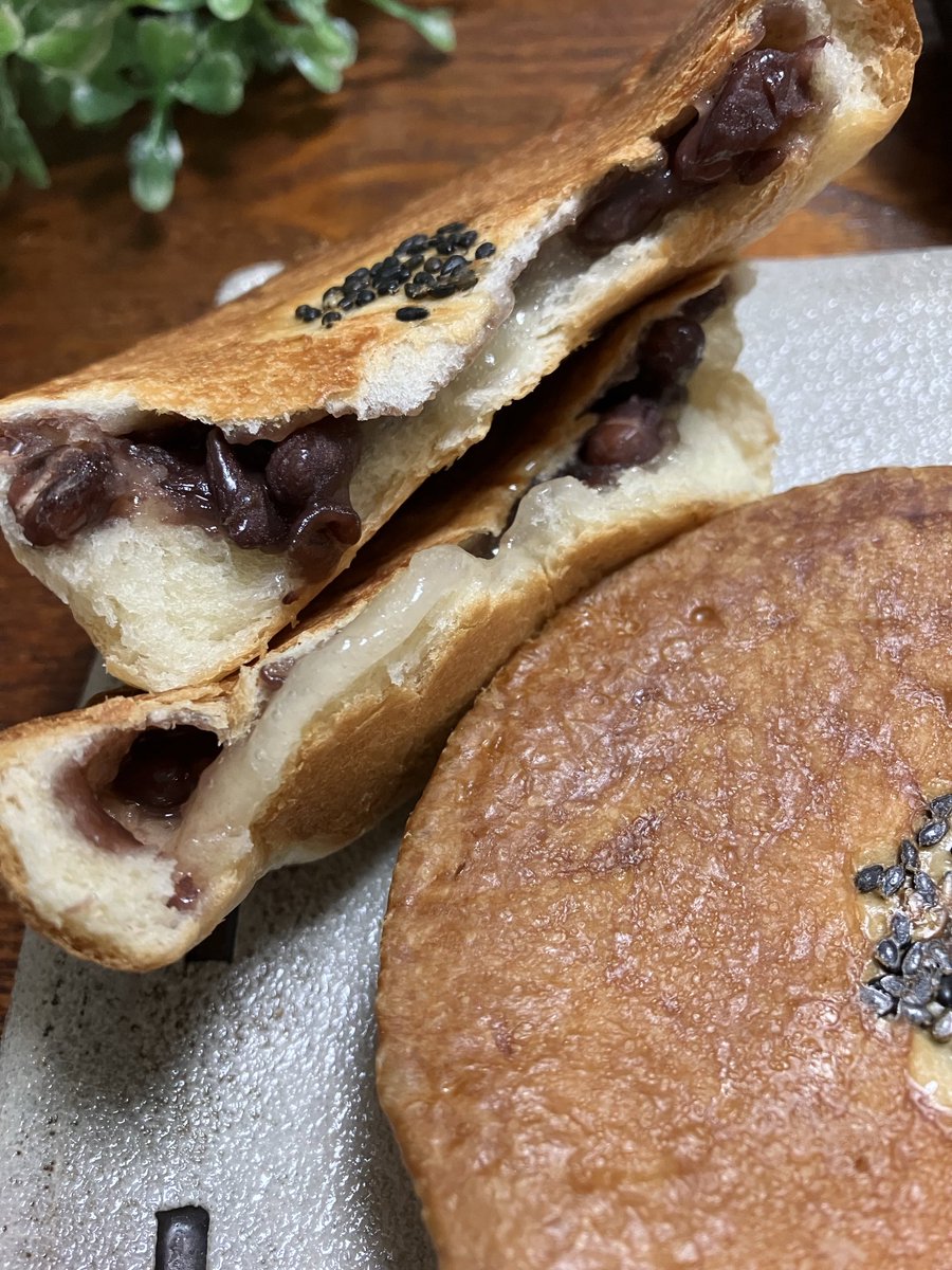 shiro_neko_2020's tweet image. 今日のパン作り🍞🫧
◽️平焼きあんパン（求肥入り）

🥀夜の和風カフェ開きました👘✨
渋〜いお茶でひと息です🍵(*ˊᵕˋ*)

#手作りパン
#南部鉄器
#コッタ
#富澤商店