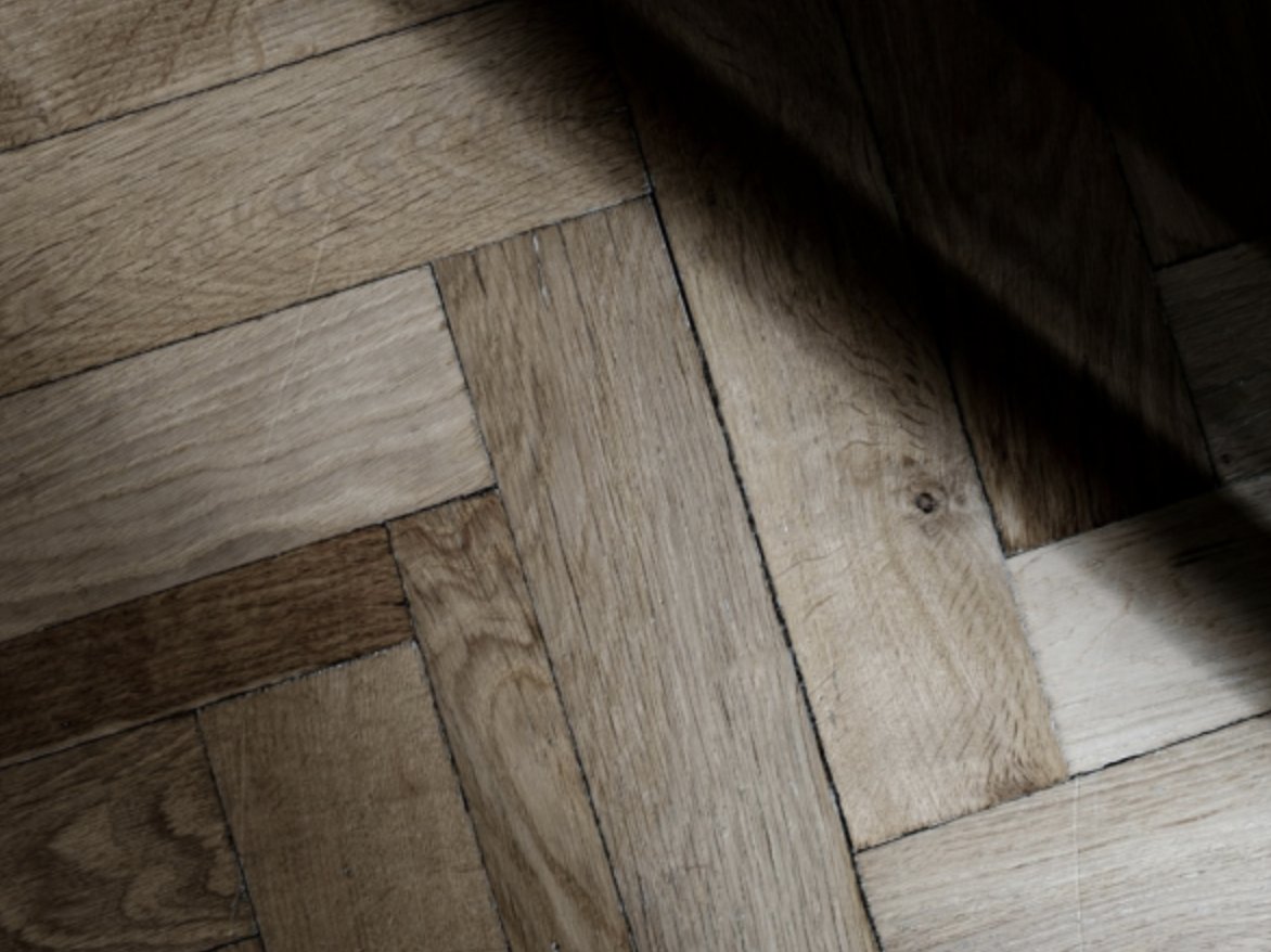 Houten vloerrenovatie: hoe gaat dat in zijn werk? Krassen, deuken en verkleuringen kunnen de prachtige uitstraling van je vloer aantasten. Gelukkig is er bijna altijd een mogelijkheid tot renovatie... ap.lc/ZFHti