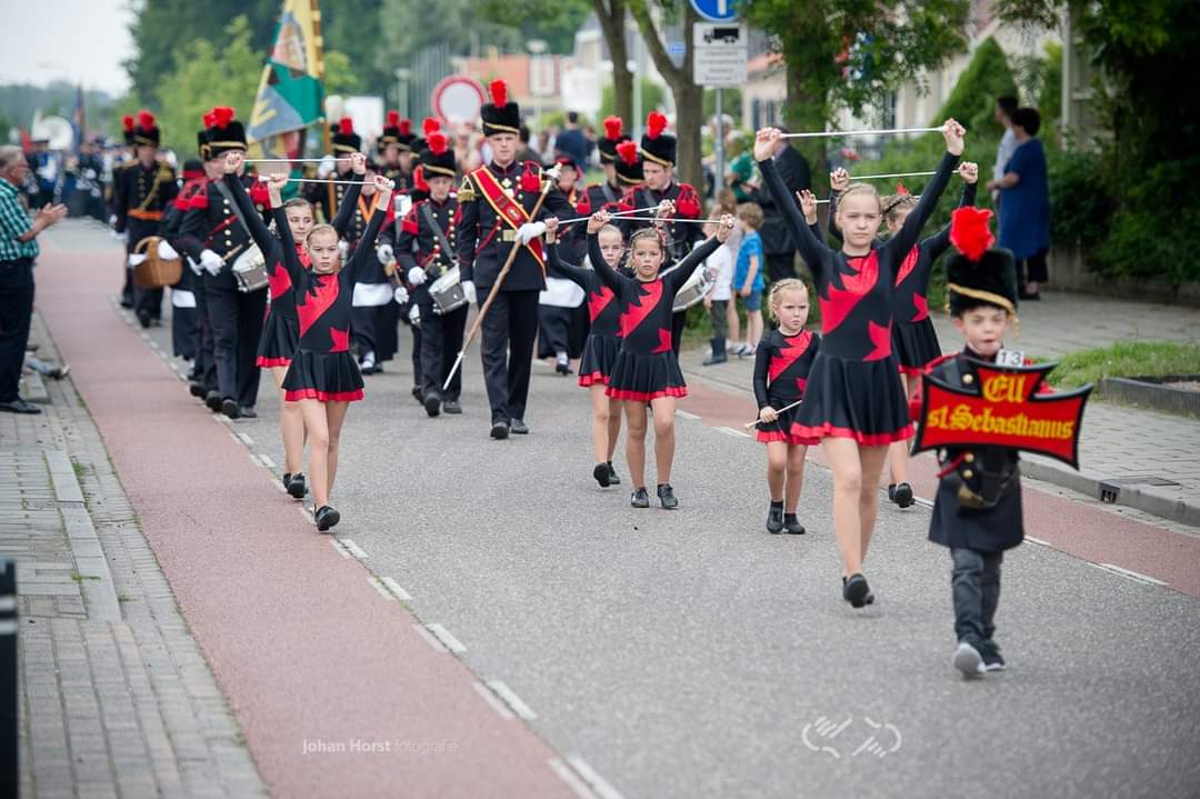 Geestjes's tweet photo. 🎼 Slagwerkgroep van de week
Drumband st. Sebastianus  Ell 
https://t.co/27E64g5HvF

#korpsmuziek #hafabra #knmo #drumband #music #schutterij https://t.co/r2VOgDgpDu